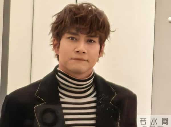 《家业》主演同框：杨紫天鹅颈，韩东君脖短脸圆，卷毛被嘲像大妈