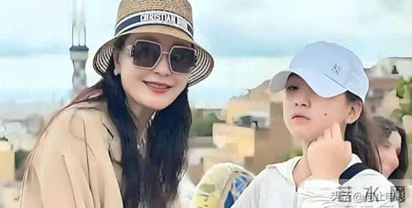 52岁王小骞不后悔回归家庭，矮小症女儿迎来逆袭，她的付出很值得