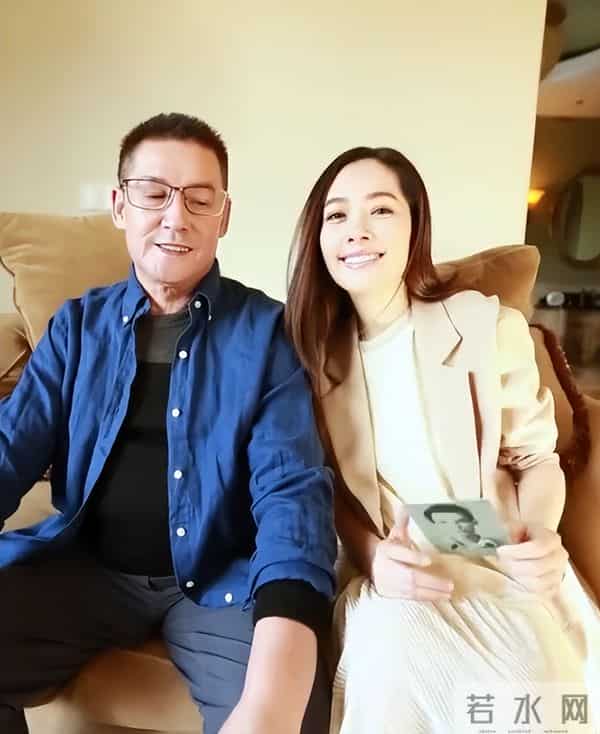 郭碧婷带俩娃逛街，生图嘴凸身材下垂一脸苦相，儿子倒地不起淘气