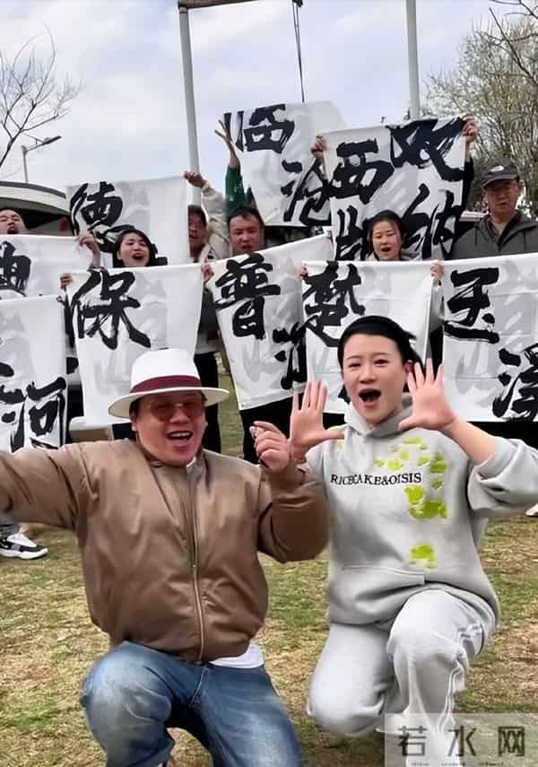 他是上海知名主持，与女友相恋多年未婚，如今和王冰皓带货卖大米