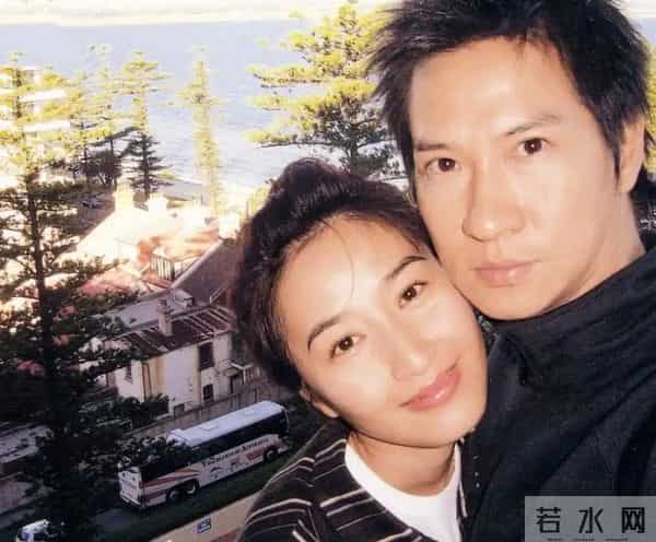 张家辉夫妇真老了!一起吃路边摊,61岁关咏荷脸上老年斑太抢镜