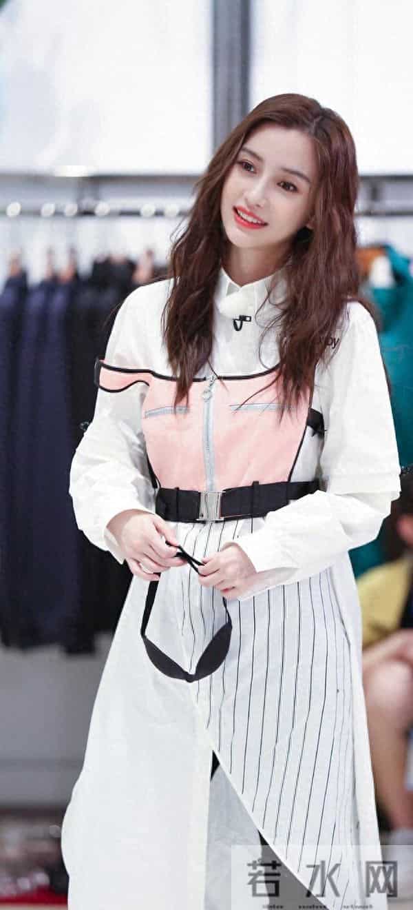 杨颖这身“拼接衬衫裙”，时髦度直接封神