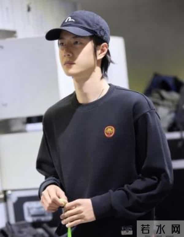 刘宇宁直播时被私生打电话