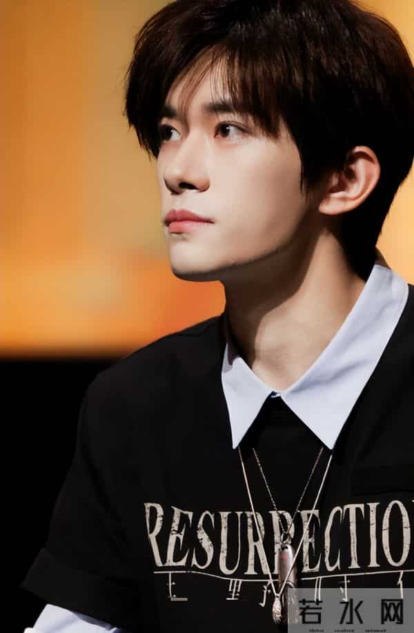 央视专访这次，易烊千玺只字未提赵丽颖，却给赵丽颖提了个醒