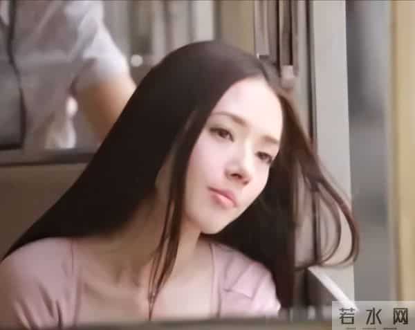 出轨风波2个月后，独自带娃逛街的郭碧婷，揭开了向佐仅剩的体面