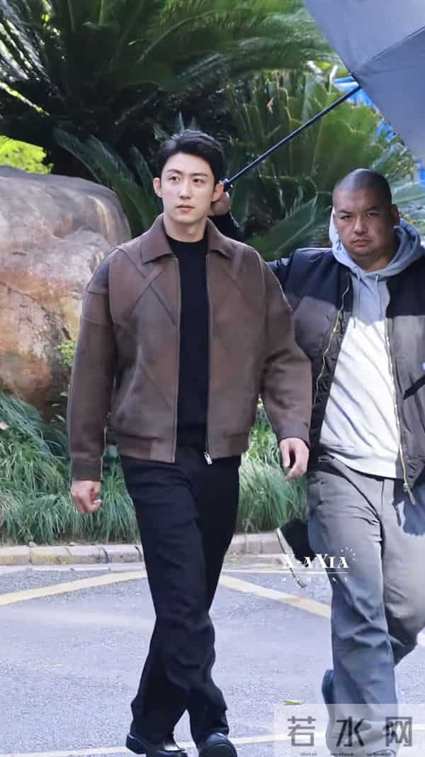 黄景瑜今日上班路透,美拉德风造型好帅气呀,真行走的衣架子呀!