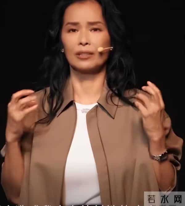 62岁韦唯现状：脊柱断裂已恢复前夫已死，两个混血儿子回国相伴