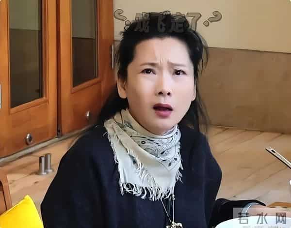 没想到！“不合群”的何赛飞，才是内娱真正的“聪明人”！