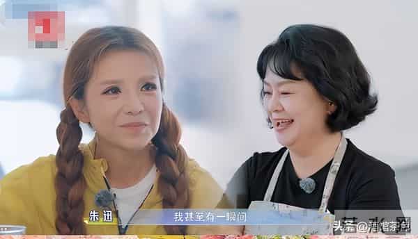 央视主持人聚会,朱迅面容憔悴瘦成皮包骨,鞠萍面色红润很富态