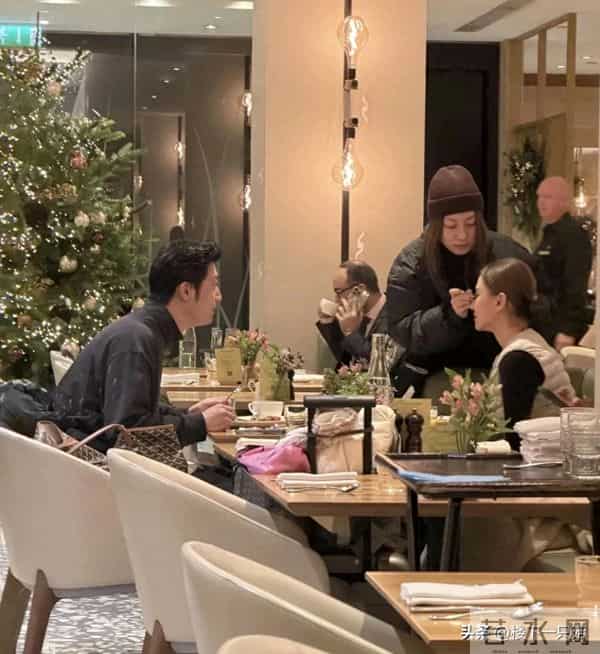 窦骁何超莲国外吃烛光晚餐 窦骁眼神黏在何超莲身上 看呆饭都忘记吃