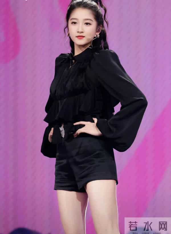 沈梦辰和关晓彤光脚跳舞,新鲜感十足!