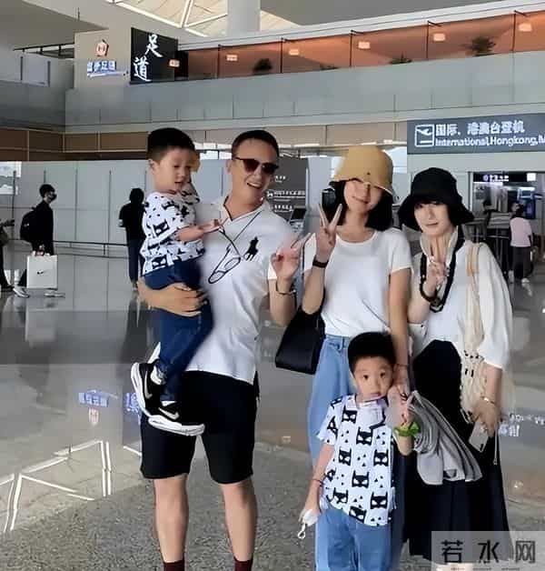 原来她是侯长荣的女儿,如今定居澳门,父女感情很好,且长得像妈