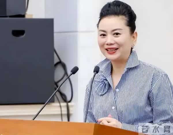 朱军带着很漂亮的老婆现身北大,四年冤屈过去,早已不再年轻