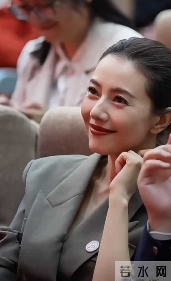 高圆圆现身活动观礼,灰西装盘发温婉,美貌气质优雅动人