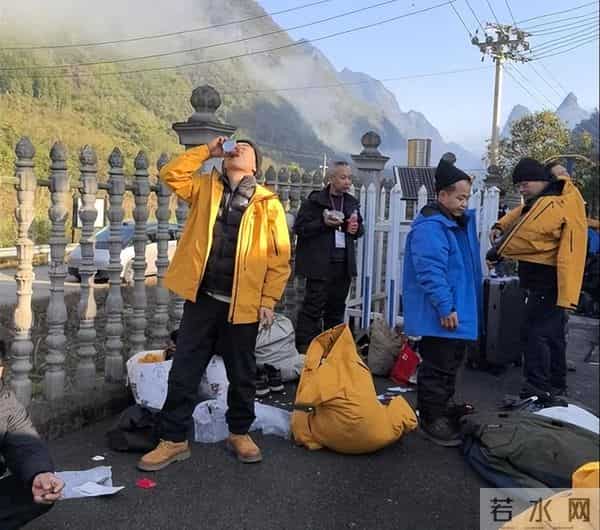 荒野求生老中医作弊退赛,直播怒骂主办方不公平,林北也被波及