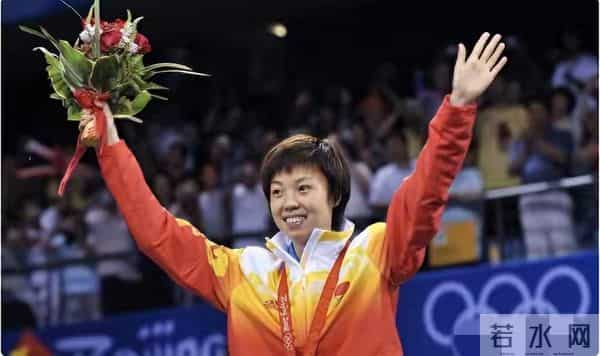 44岁张怡宁菜市场买海鲜,一身名牌略显土气,身旁不见老公身影