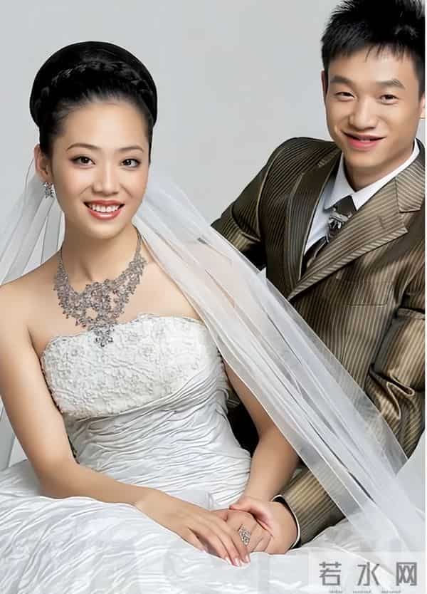 杨威一家武汉露营被偶遇,杨云面黄唇白气色差,低调看房欲买豪宅