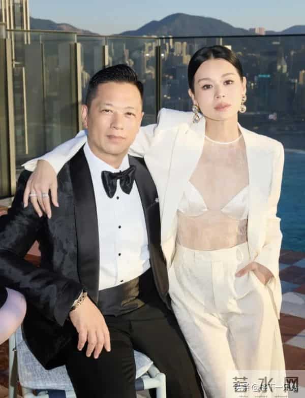 胡杏儿穿透视装 贴两片胸贴庆祝结婚十周年 李乘德为爱举办豪华派对