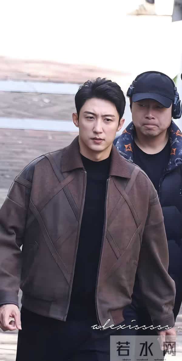 黄景瑜今日上班路透,美拉德风造型好帅气呀,真行走的衣架子呀!