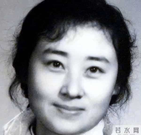 她是央视著名主持人,退休8年被央视返聘,今74岁被誉为最美姥姥