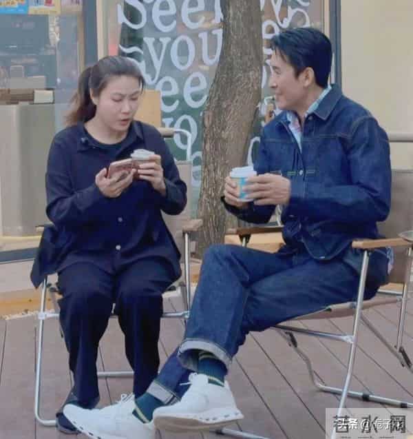 57岁TVB男星马德钟在广州喝咖啡被偶遇，他身材很有型，皮肤黝黑