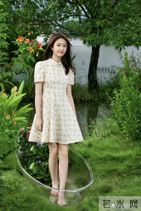 向涵之，裙装美腿，甜美的少女感。