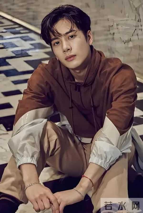 钱再多有什么用?31岁王嘉尔的现状,给所有男明星提了个醒