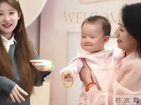 26岁黄一鸣官宣恋情,男友出手大方不是富二代,难怪送女儿回老家