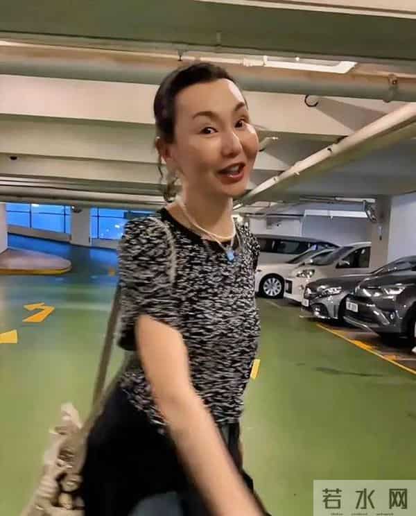 61岁张曼玉法国享受田园生活,开垦花园种果树,还亲自掏鸡蛋