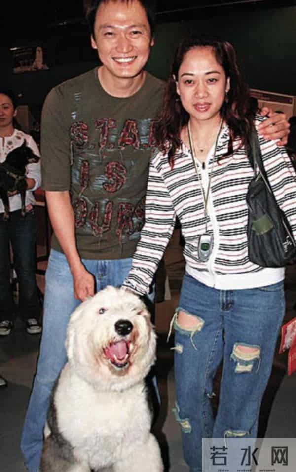 恭喜!61岁香港知名男星秘密再婚,现任妻子容貌首次曝光