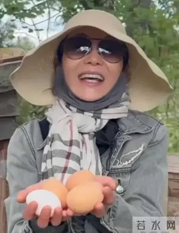 61岁张曼玉法国享受田园生活,开垦花园种果树,还亲自掏鸡蛋