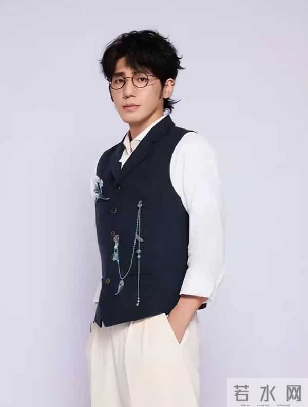 母亲是著名演员,父亲上亿家产,他却跑龙套10年,他到底怎么想的