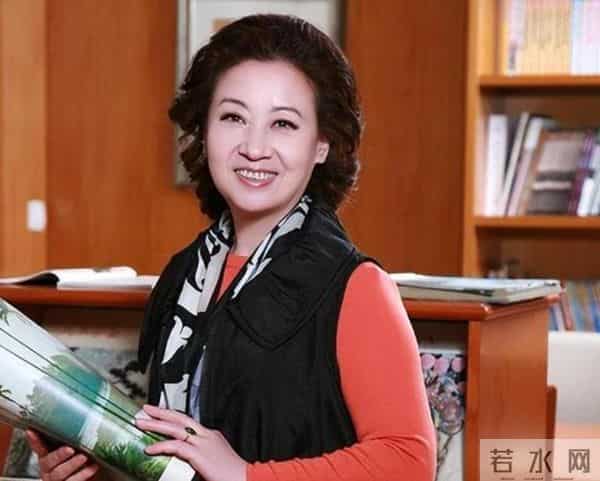 她是央视著名主持人,退休8年被央视返聘,今74岁被誉为最美姥姥