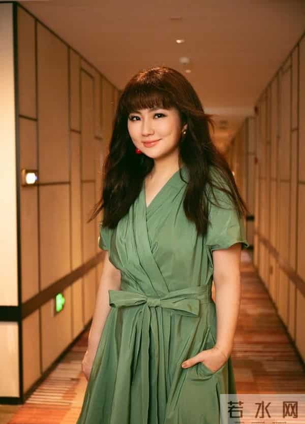 44岁任家萱胖到150斤！带2岁儿子为妹妹庆生，老公从不去家庭聚会