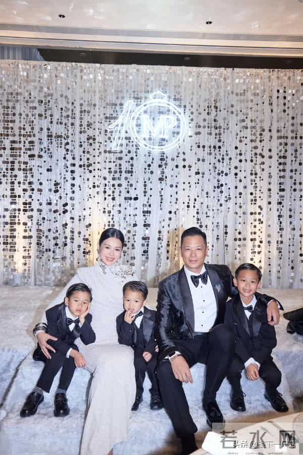 胡杏儿穿透视装 贴两片胸贴庆祝结婚十周年 李乘德为爱举办豪华派对