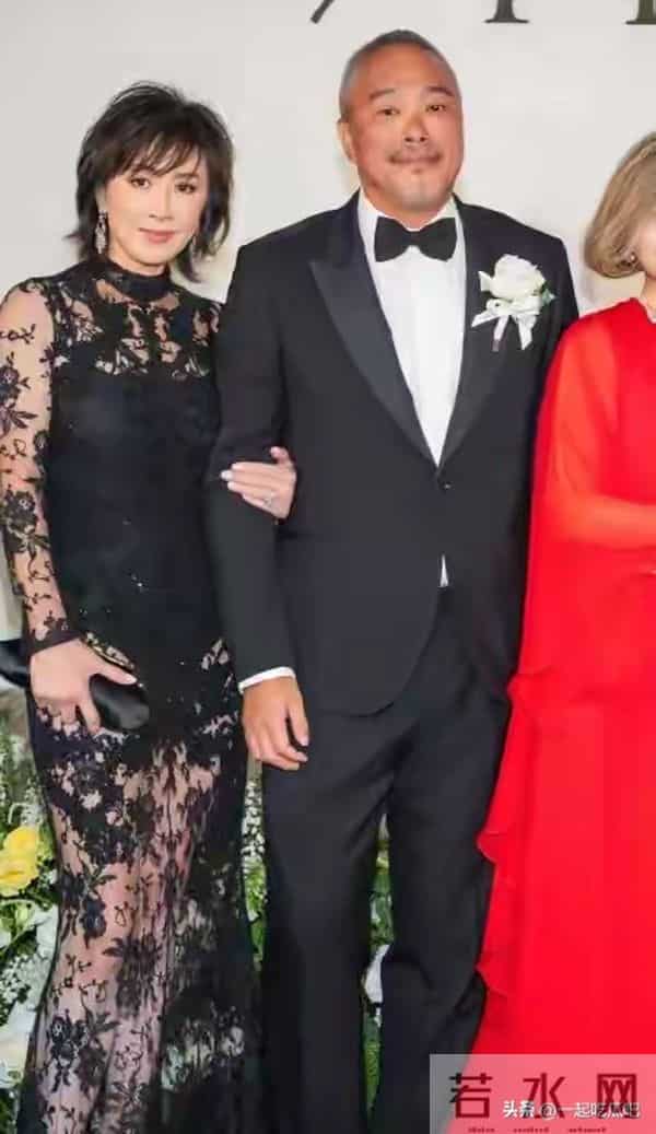 刘嘉玲出席好友婚礼,穿蕾丝透视裙秀身材,却被全裹的关之琳抢镜