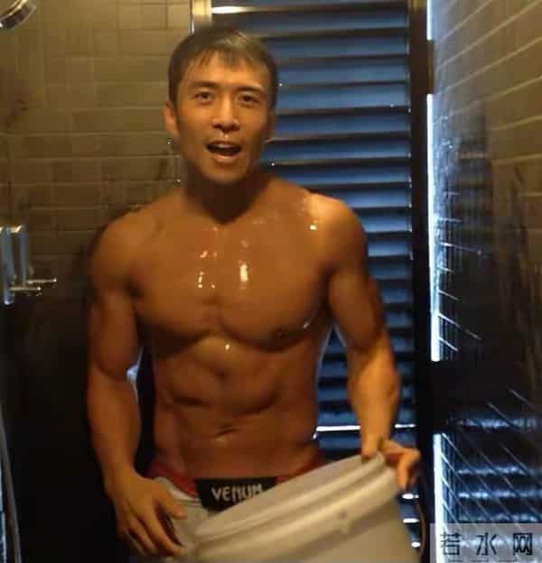 TVB前男星内地被偶遇，发际线引热议，56岁仍单身，曾被传同性恋