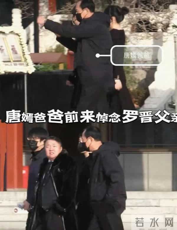 罗晋父亲葬礼结束后,唐嫣和罗晋一起回家,路上行为打破离婚谣言