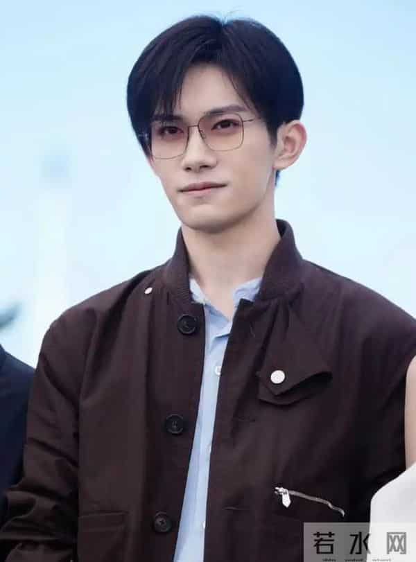 央视专访这次，易烊千玺只字未提赵丽颖，却给赵丽颖提了个醒