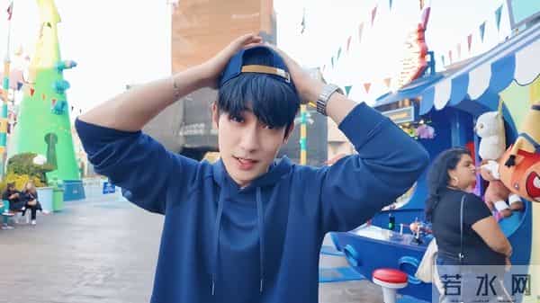 出席活动“死装死装”的,一到好莱坞就露馅,就很朱一龙啊