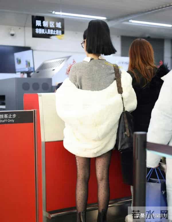 彭小苒机场路透生图，机场变T台，黑丝太绝了