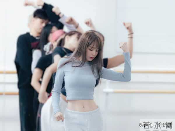 王心凌日常彩排照片流出,网友-注意力都被她的身材给吸引了