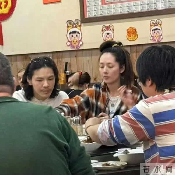 郭碧婷带俩娃逛街，生图嘴凸身材下垂一脸苦相，儿子倒地不起淘气
