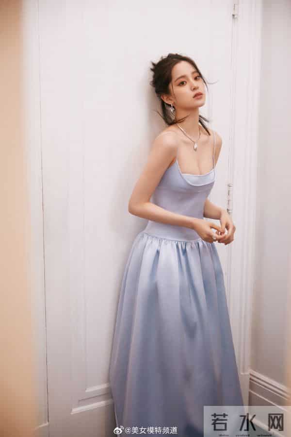 欧阳娜娜淡蓝吊带裙