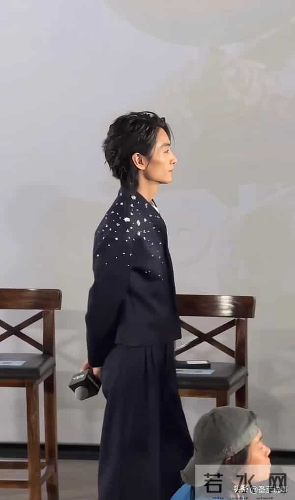 陈晓瘦成纸片人,宣传现场体力不支直喘粗气,看题板要眯眼驼背