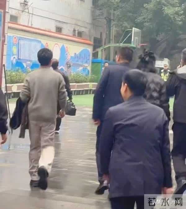 49岁撒贝宁在四川街头被偶遇，他身材保养很好，穿着朴素平易近人