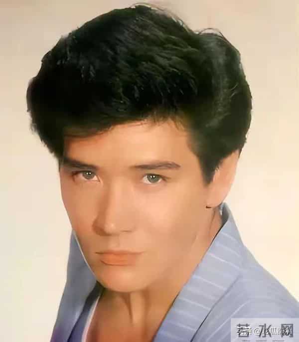 一步踏错远走英国,独居20年吃速冻饺子,64岁费翔终究熬不住崩溃