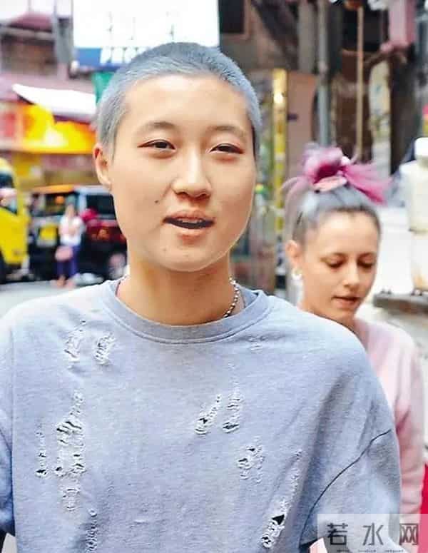 前亚洲小姐冠军和成龙的女儿终于回到香港，从事摆摊工作自食其力