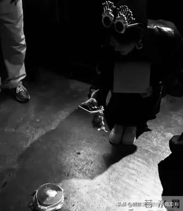 宋慧乔晒照庆贺44岁生日:戴头巾嘟嘴拍照好可爱 与朋友庆生很欢乐