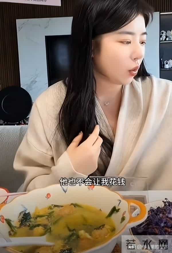 王思聪前女友官宣恋情,男方出手阔绰是富二代,难怪送闪闪回老家